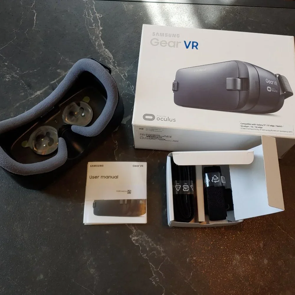 Excellent Used Condition SAMSUNG GEAR VR SM-R323 Headset Powered by OCULUS
